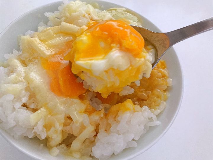 バターチーズ卵かけごはんをスプーンですくった様子