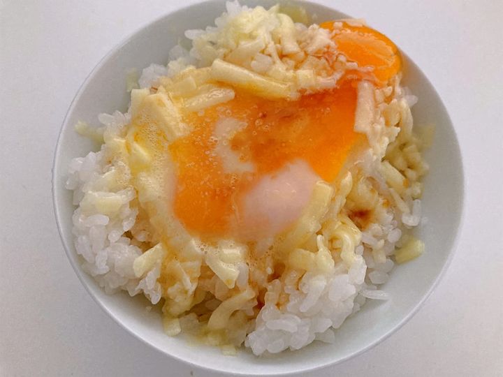 しょうゆを回しかけたバターチーズ卵かけごはん