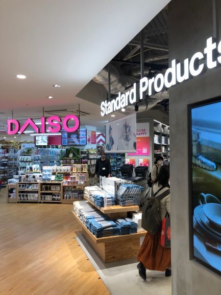 100円ショップ「DAISO」を展開する大創産業は26日、公式キャラクター「だいぞう」が誕生したと発表しました。