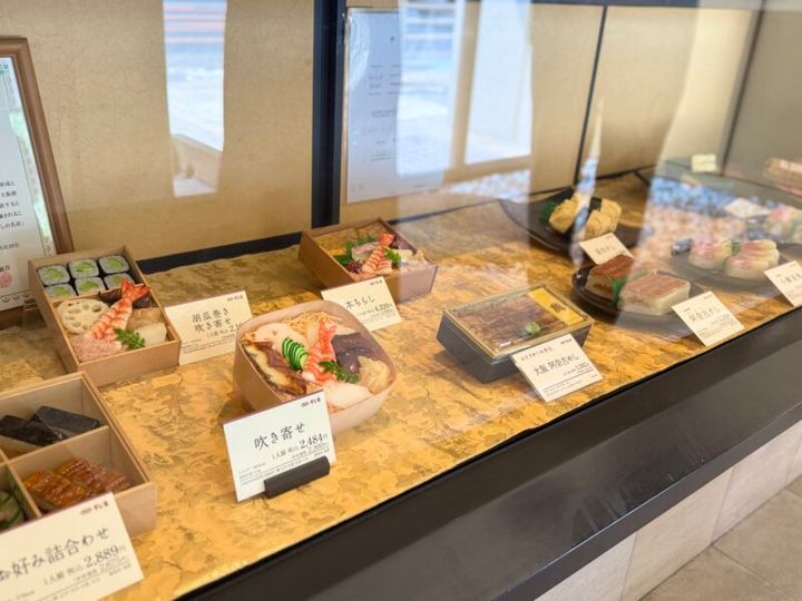 鮨まん 本店 ショーケース