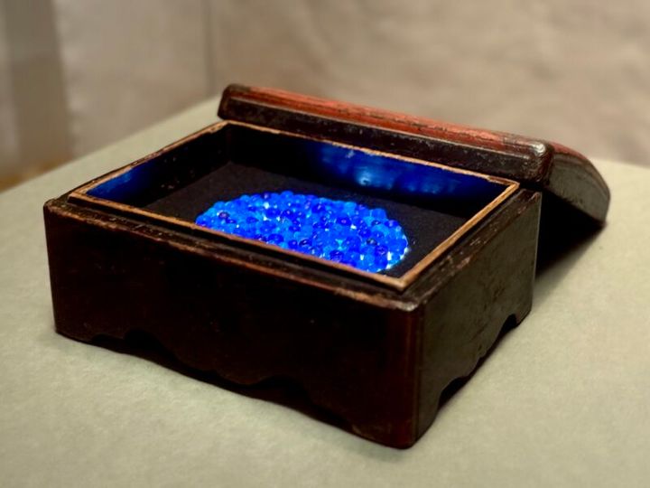 特別展「ＮＥＧＯＲＯ 根来 － 赤と黒のうるし」展 現代美術家・杉本博司氏のアート作品「瑠璃の浄土」〈2005〉（小田原文化財団）