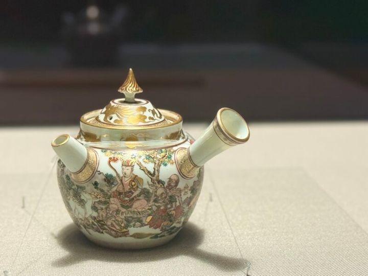 特集展示「売茶翁（ばいさおう）から花月菴（かげつあん）―煎茶道はここから始まった！―」色絵羅漢図急須（いろえらかんずきゅうす）