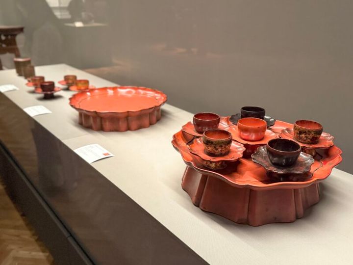 特別展「ＮＥＧＯＲＯ 根来 － 赤と黒のうるし」展 奈良・法隆寺「輪花天目盆（天目台付）」（りんかてんもくぼん／てんもくだいつき）ほか