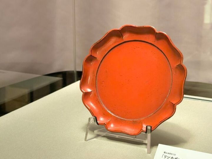 特別展「ＮＥＧＯＲＯ 根来 － 赤と黒のうるし」「輪花盆」（大阪市立美術館）