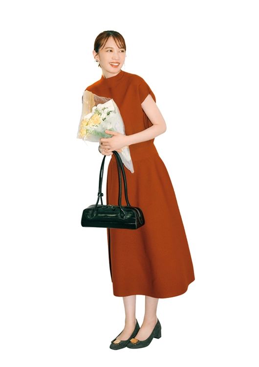 ニット素材で秋らしい上品休日コーデ