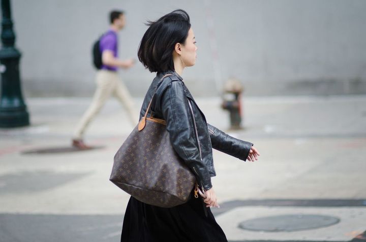 ルイヴィトンのバッグを持つ女性