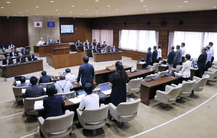 スマートフォンの使用時間の目安を1日2時間以内とした条例を可決した愛知県豊明市議会（9月22日、時事通信フォト）