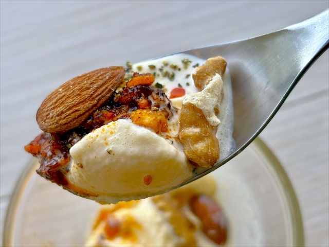 坦々風バニラアイス スプーンアップ