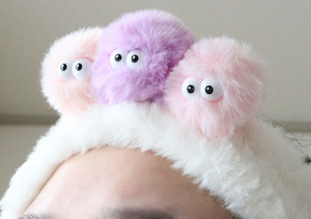 ダイソーのふわふわヘアバンド ギョロ目モンスター パステルカラー