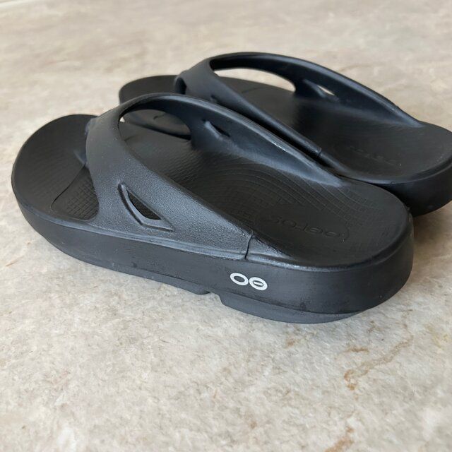 OOFOS OOriginal サンダル ブラック ミニマルなフォルム