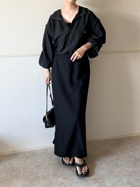 Style③ナイロンパーカー×スカートで叶える“スポーティMIX”