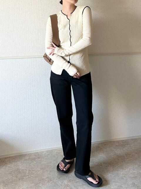 Style④メリハリ配色で魅せる“大人シンプル”