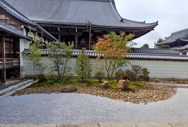 通路手前から見た集会堂