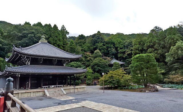 御影堂外縁から見た経蔵