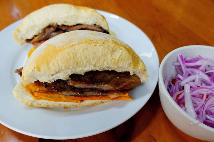 豚肉のチチャロンのサンドイッチ、パン・コン・チチャロン