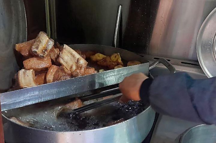 皮付き豚バラ肉をフライ中