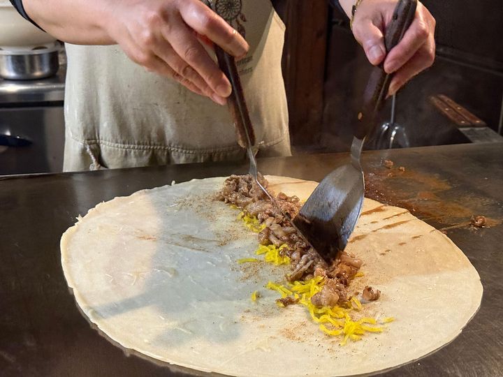 たくあんと豚肉を一文字に配置