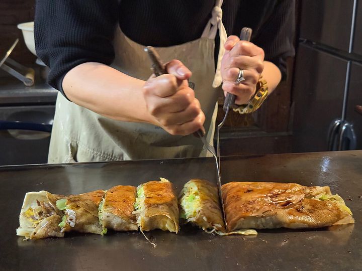 円形を三つ折りにした後にソースをぬり、手早くカット。