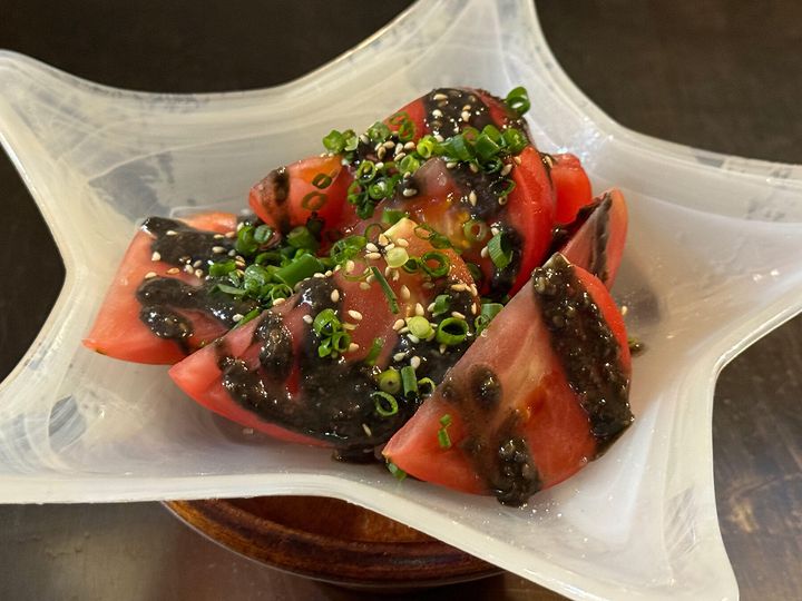 冷やしトマトの黒ごまソース
