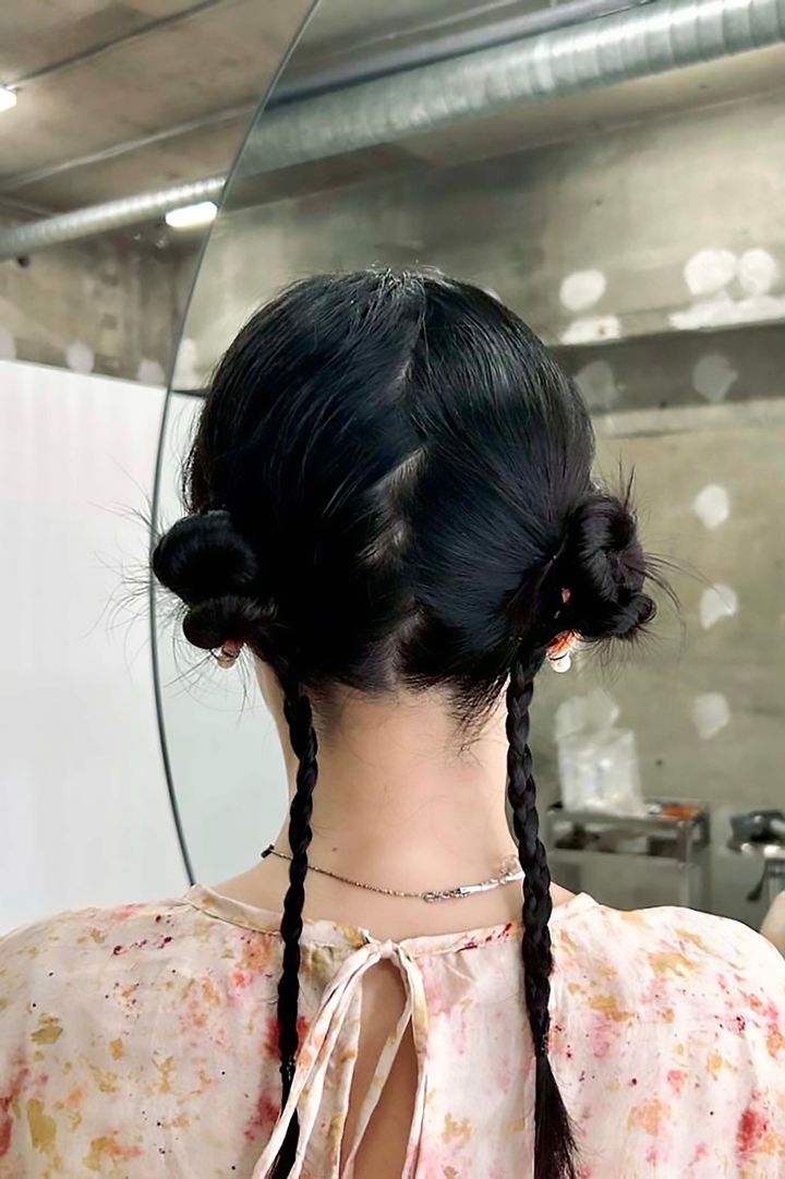秋の簡単まとめ髪2025◎ 大人に似合うツインお団子ヘアアレンジ【ささやかですてきなもの 大谷有紀 vol.256】