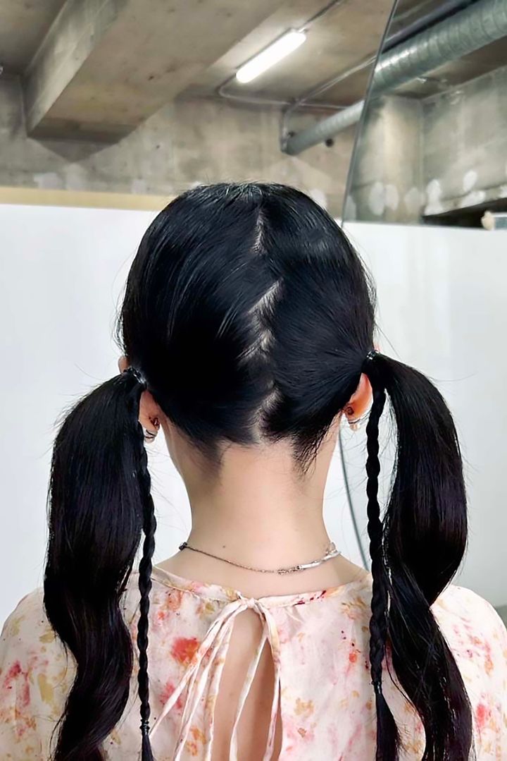 秋の簡単まとめ髪2025◎ 大人に似合うツインお団子ヘアアレンジ【ささやかですてきなもの 大谷有紀 vol.256】