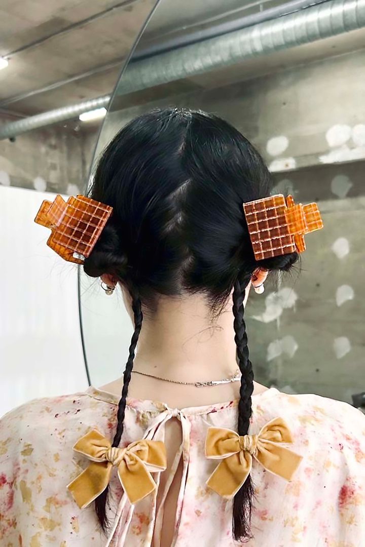 秋の簡単まとめ髪2025◎ 大人に似合うツインお団子ヘアアレンジ【ささやかですてきなもの 大谷有紀 vol.256】