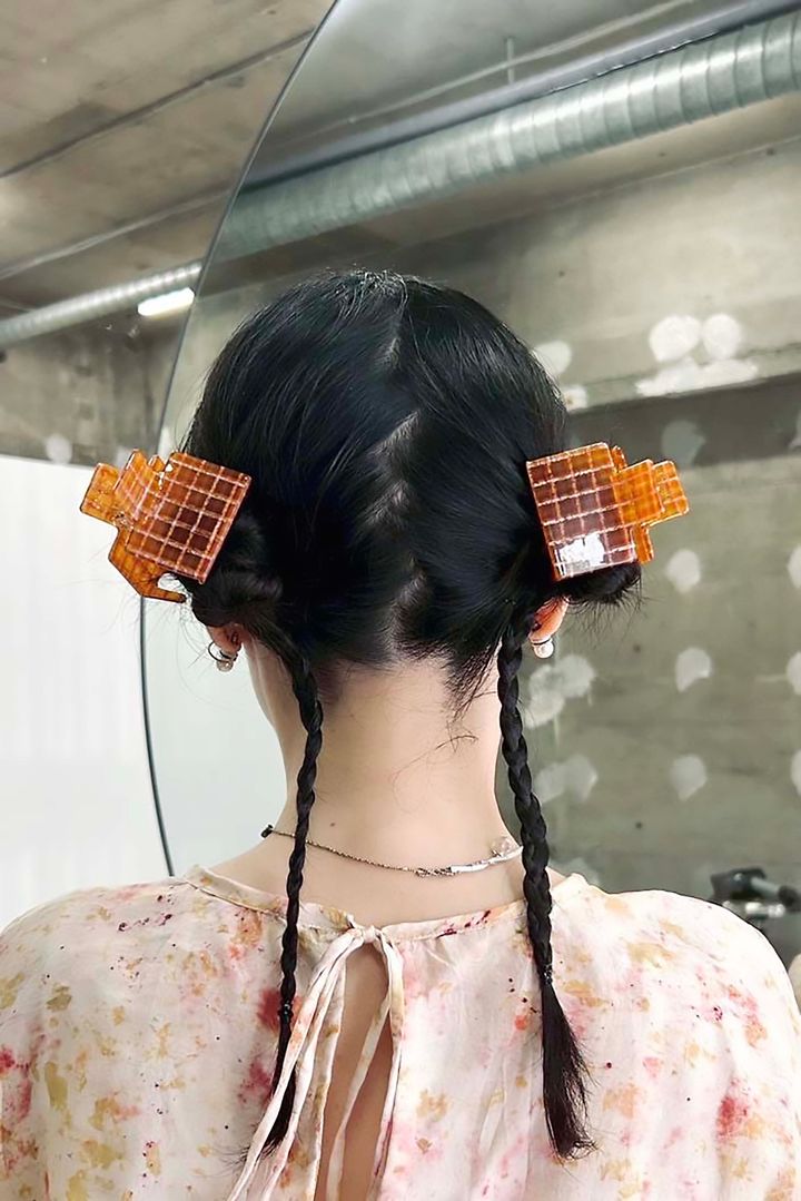 秋の簡単まとめ髪2025◎ 大人に似合うツインお団子ヘアアレンジ【ささやかですてきなもの 大谷有紀 vol.256】