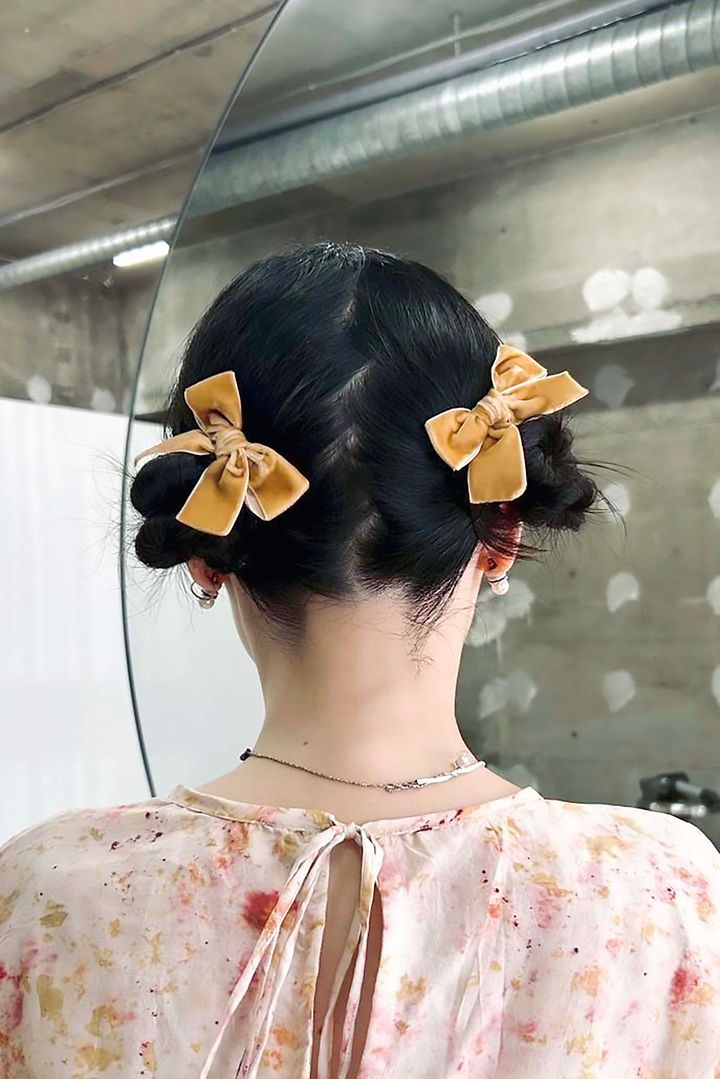 秋の簡単まとめ髪2025◎ 大人に似合うツインお団子ヘアアレンジ【ささやかですてきなもの 大谷有紀 vol.256】