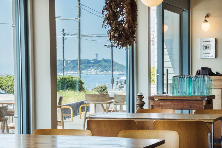 青い水平線をのんびりと眺める海辺のダイニング「ダブルドアーズ 七里ヶ浜本店」