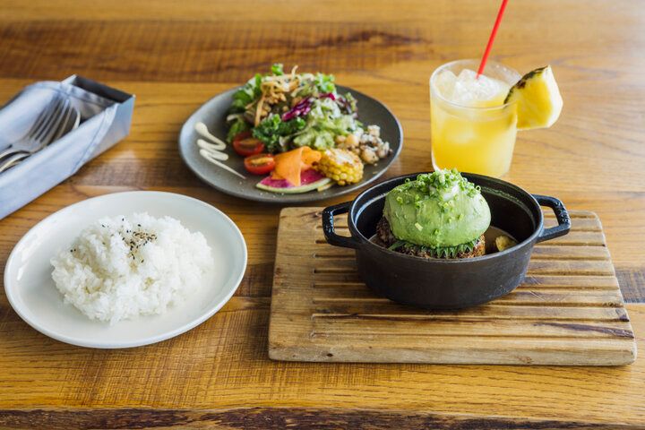 青い水平線をのんびりと眺める海辺のダイニング「ダブルドアーズ 七里ヶ浜本店」