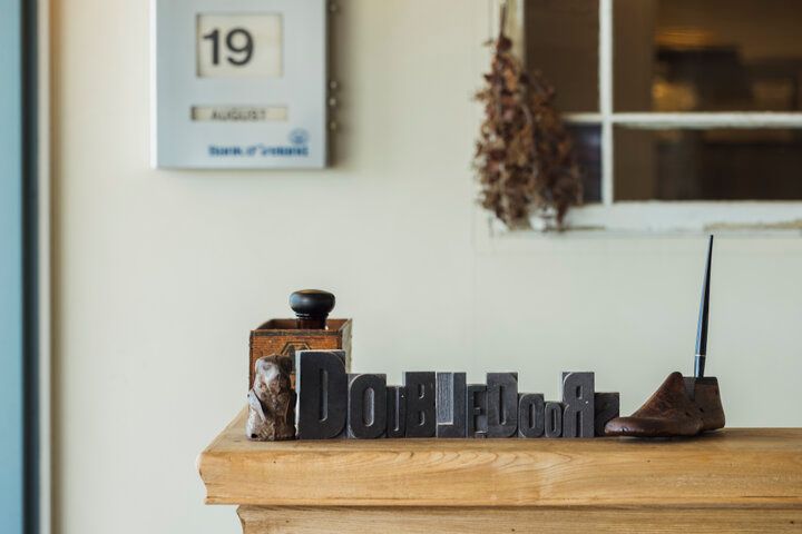 青い水平線をのんびりと眺める海辺のダイニング「ダブルドアーズ 七里ヶ浜本店」