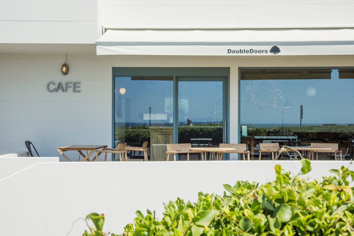 青い水平線をのんびりと眺める海辺のダイニング「ダブルドアーズ 七里ヶ浜本店」