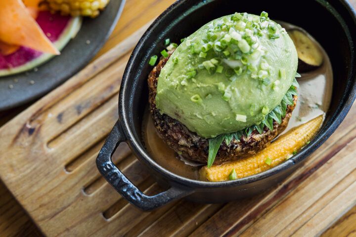 青い水平線をのんびりと眺める海辺のダイニング「ダブルドアーズ 七里ヶ浜本店」