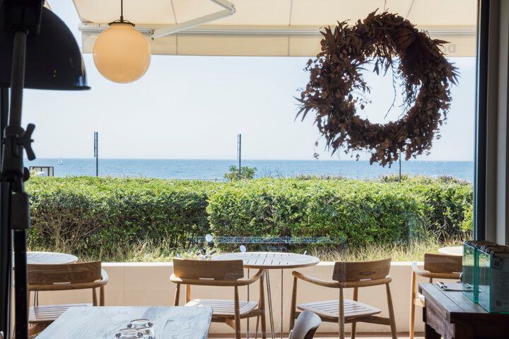 青い水平線をのんびりと眺める海辺のダイニング「ダブルドアーズ 七里ヶ浜本店」