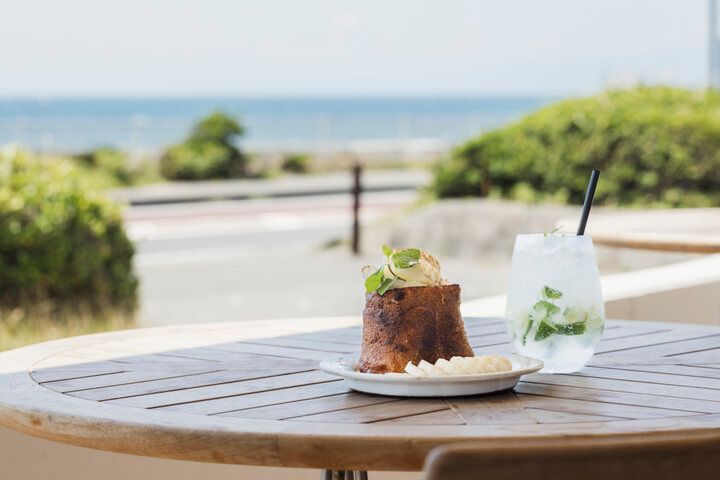 青い水平線をのんびりと眺める海辺のダイニング「ダブルドアーズ 七里ヶ浜本店」