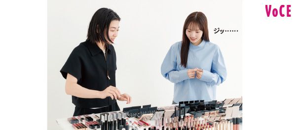 コスメを選ぶ北原果さんと本田真凜さん