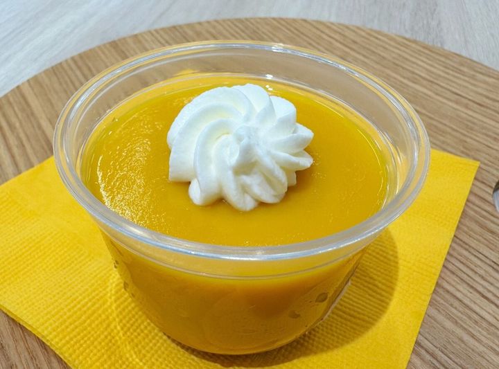 セブンの秋スイーツの看板メニューといっても過言でない位、毎年大人気の濃厚かぼちゃプリン