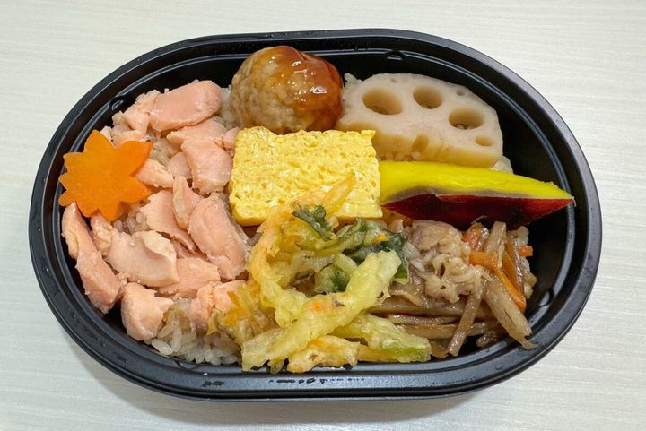 最後にご紹介するのは、北海道産秋鮭と秋の味覚が楽しめるミニサイズのお弁当