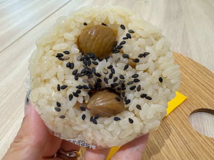 秋といったらはずせないのが栗の炊き込みご飯！セブンからも、栗をたっぷりと使用した優しい甘みの栗炊き込みご飯おむすびが登場しています