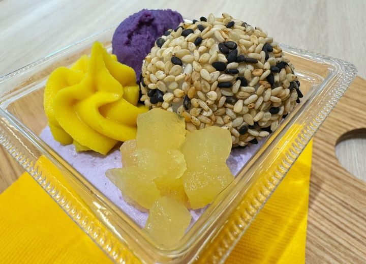 芋ようかん、みるくムースと紫芋ムースの3層のベースの上に、2種の芋あん、胡麻団子、シロップ漬けのリンゴダイスがトッピングされた、秋の味覚てんこ盛りなミニパフェ