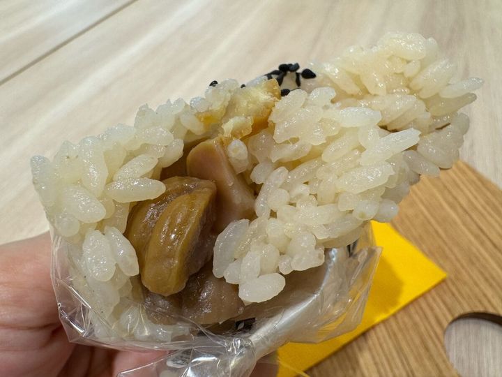 コンビニの栗ご飯って実は全然栗が入ってなかったりするんだよな～、と期待せずに包みを開けると……ゴロゴロ入った大ぶりの栗の登場に嬉しい悲鳴！