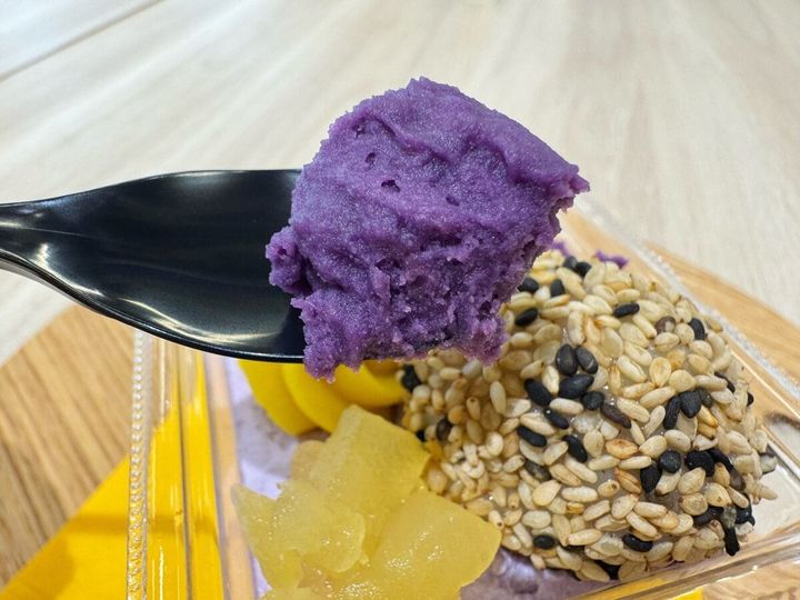 2種の芋あんは、ほくほく食感＆優しい甘みの紫いもとねっとりとした濃厚な紅はるかの味わいがどちらも楽しめて得した気分に。シャキシャキのリンゴダイスも食感にアクセントを添えてくれます