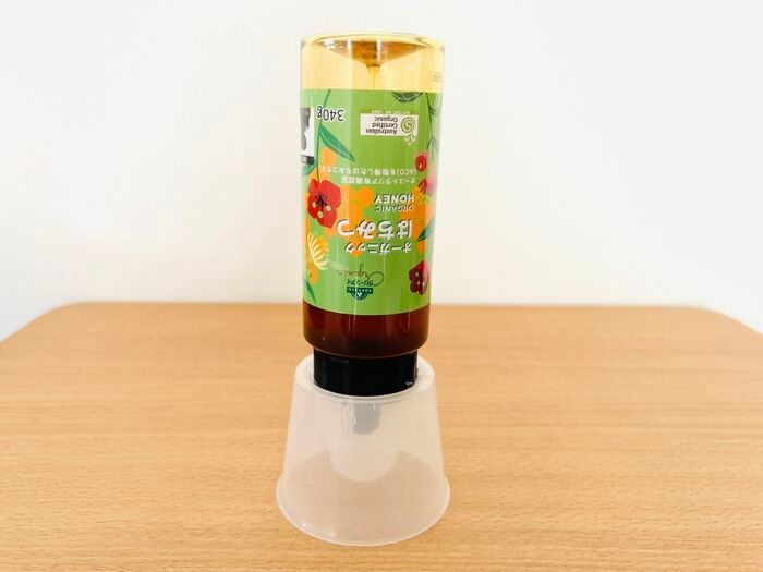 【セリア】逆さにして使うと→大正解♡ハチミツ好き必見〈超優秀カップ！？〉の正体とは