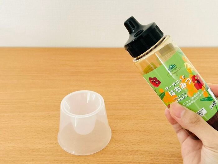 【セリア】逆さにして使うと→大正解♡ハチミツ好き必見〈超優秀カップ！？〉の正体とは