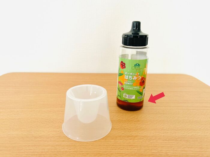 【セリア】逆さにして使うと→大正解♡ハチミツ好き必見〈超優秀カップ！？〉の正体とは