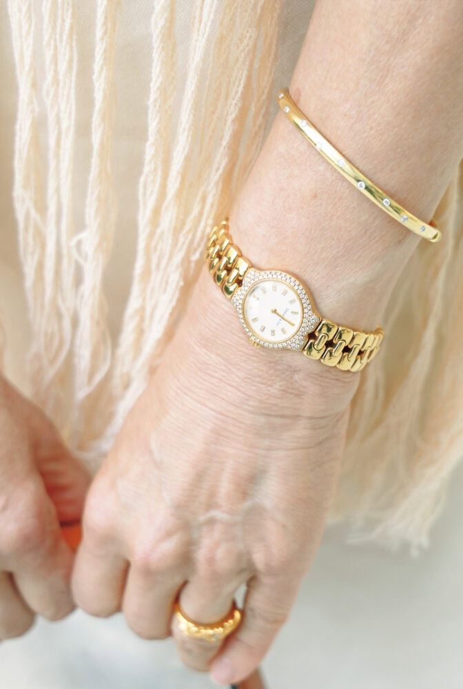 シンプルなバングルと指輪のセットと腕時計は「ティファニー」。「クロムハーツ」の22 金の指輪。