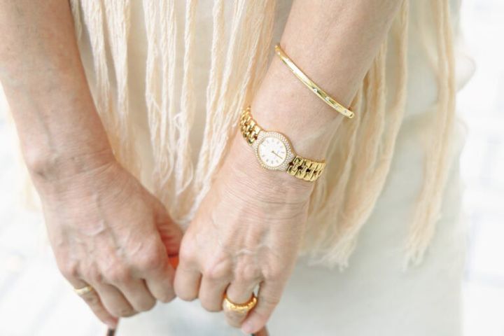 シンプルなバングルと指輪のセットと腕時計は「ティファニー」。「クロムハーツ」の22 金の指輪。