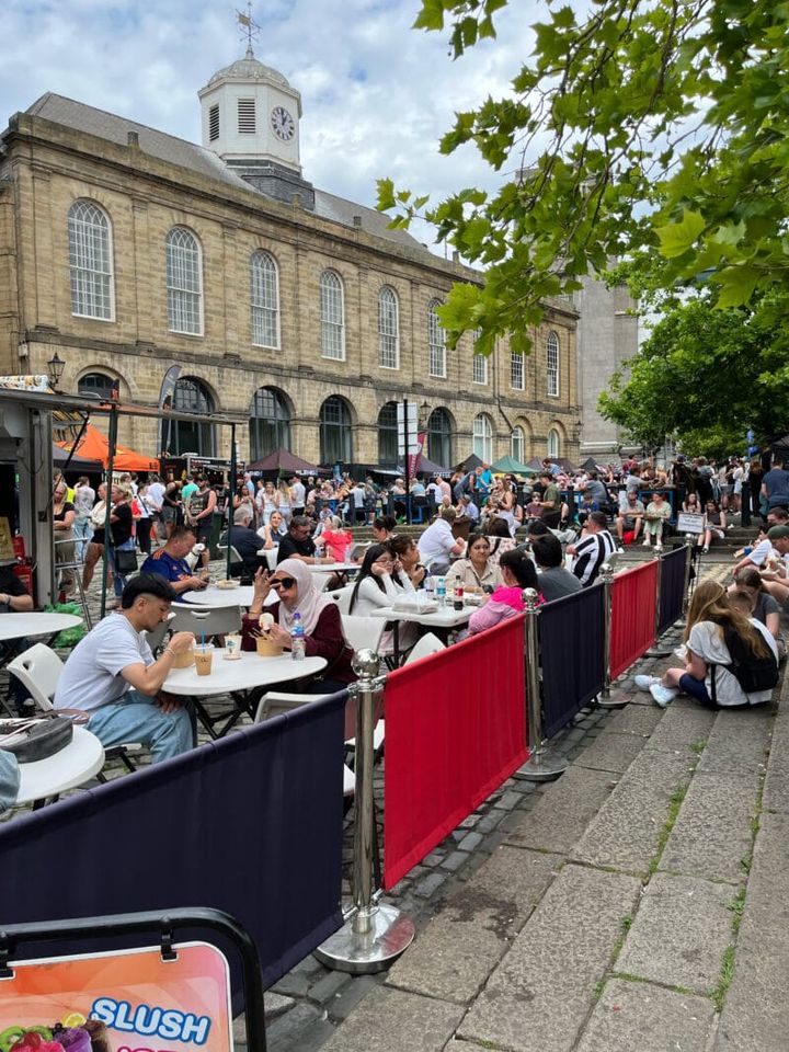 週末のストリートマーケットの様子