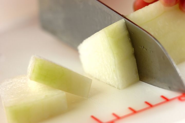 冬瓜とネギのみそ汁の下準備1