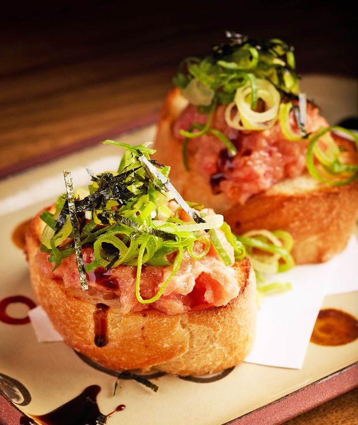 代々木上原『上原の酒場 でばちか』の「ネギトロバゲット」